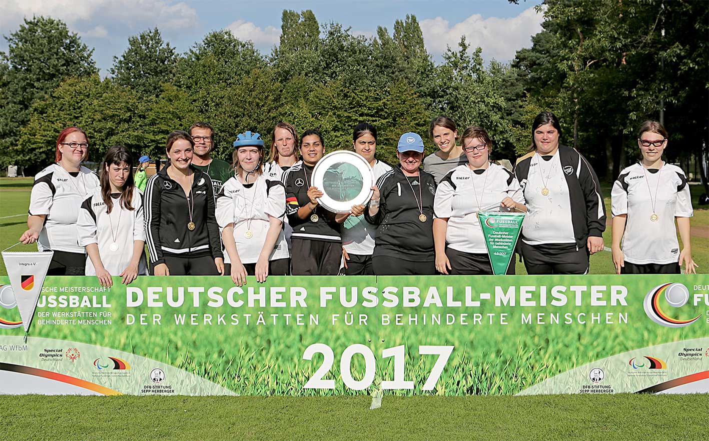 Annike Krahn jubelt mit dem Deutschen Meister der Frauen 2017 - dem Team des Integra e. V.